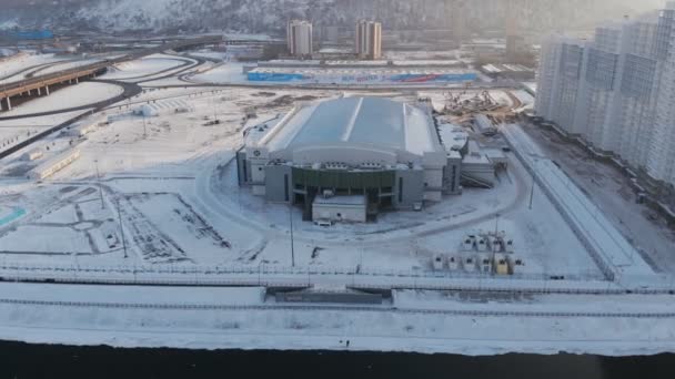 Krasnoyarsk, Rússia - 20 de janeiro de 2019: estádio de arena de gelo para a Universíada de Inverno 2019 em Krasnoyarsk. Vista aérea . — Vídeo de Stock