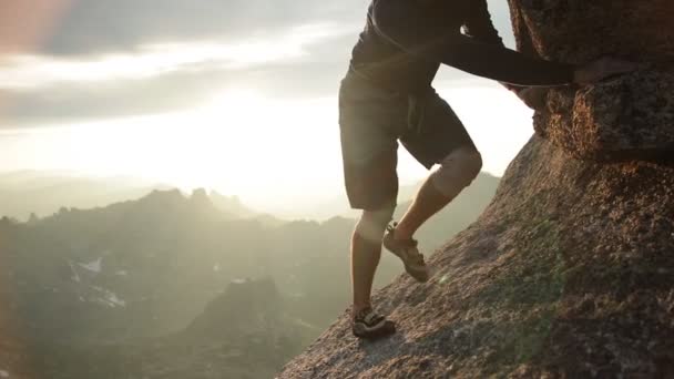 Nohy muže, horolezecké skály při západu slunce. — Stock video