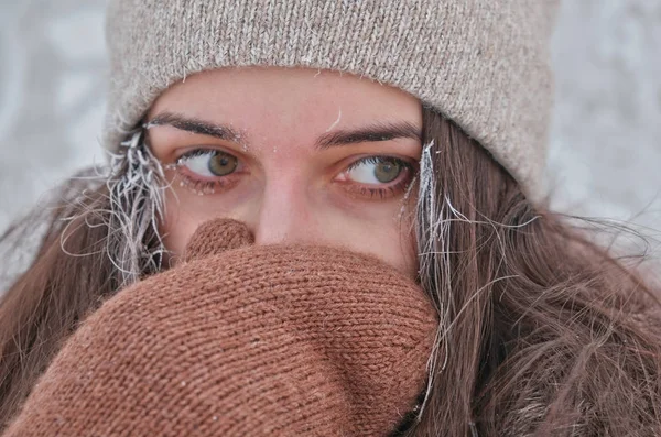 Çekici bir kadın soğuk yüzünden gizler.