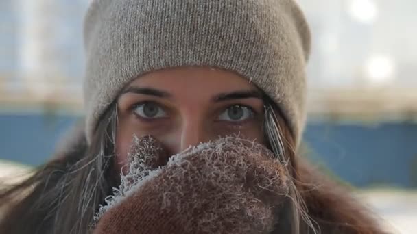 Close-up do rosto de mulheres congeladas . — Vídeo de Stock