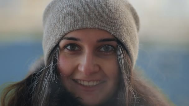 Portret van een jonge aantrekkelijke vrouw in de winter. — Stockvideo