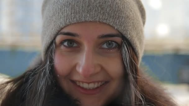 Slow motion portrait of young happy woman in a winter cityscape. — Stock Video