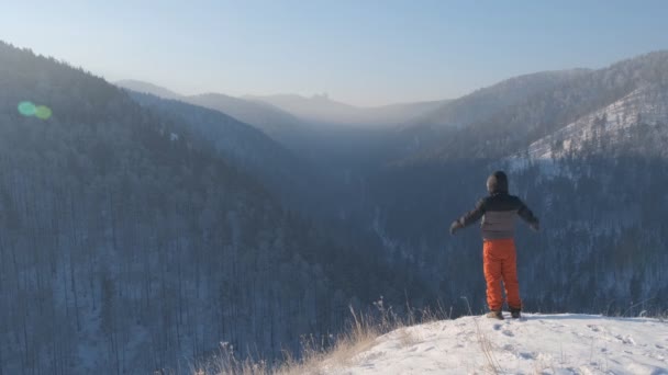 Ένας άντρας στην κορυφή ενός βουνού. — Αρχείο Βίντεο