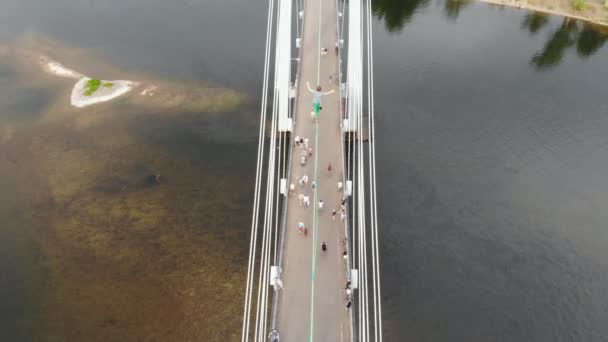 Krasnoyarsk, Russia - 08 giu, 2019: Un uomo cammina su una corda tesa tra i supporti del ponte ad alta quota . — Video Stock