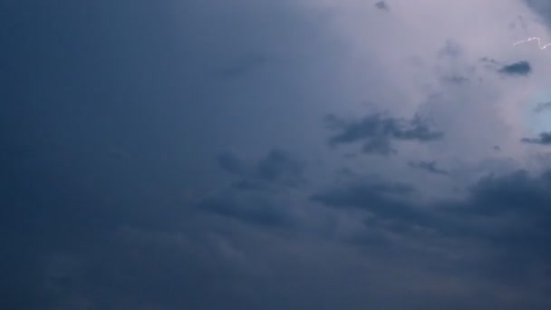 Flashes de relâmpagos no céu durante uma tempestade . — Vídeo de Stock