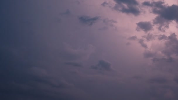 Λάμψεις κεραυνού στον ουρανό κατά τη διάρκεια καταιγίδας. — Αρχείο Βίντεο