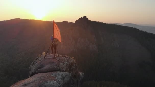 Vista aérea de padre e hijo en las montañas al atardecer . — Vídeo de stock