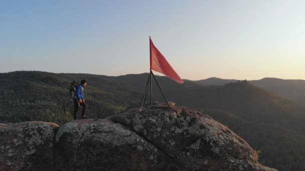 Un jeune homme trekking avec son bébé pointant quelque part . — Video