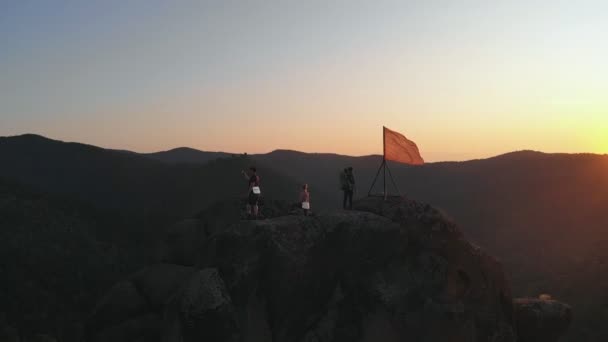 Widok z lotu ptaka grupy turystów o zachodzie słońca. Selfie z przyjaciółmi na szczycie góry. — Wideo stockowe