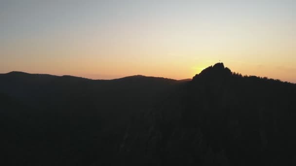 Вид з повітря на скелі та лісовий заповідник Стовпи на заході сонця . — стокове відео