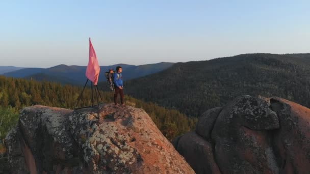 日没時に山に赤ちゃんの息子を持つ父。子供との旅行の冒険とハイキング活動、アクティブで健康的なライフスタイル. — ストック動画