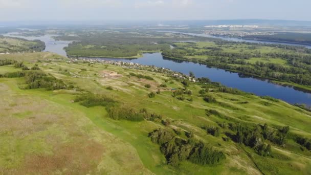 Un village sur la baie. Drone shot .