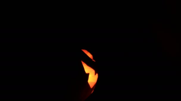Halloween-Kürbis verwandelt ein gruseliges Gesicht in die Kamera. — Stockvideo