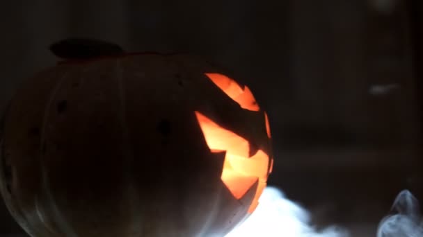 Gesneden Halloween pompoen met verlichting en rook. — Stockvideo