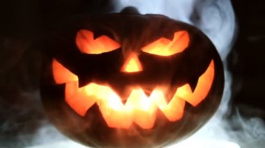 Geceleri sis içinde Cadılar Bayramı Balkabağı. Yavaş çekim.