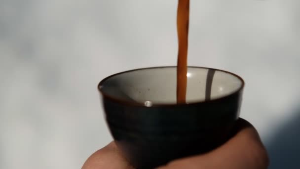 Bardağa dökülen sıcak kahvenin yavaş çekimleri.. — Stok video