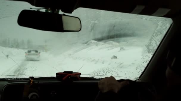 Vue depuis une voiture conduisant sur une route enneigée . — Video