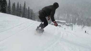 Sheregesh, Rusya - 07 Mart 2019: yavaş çekim bir adam dağdan aşağı snowboard yapıyor ve numaralar yapıyor.