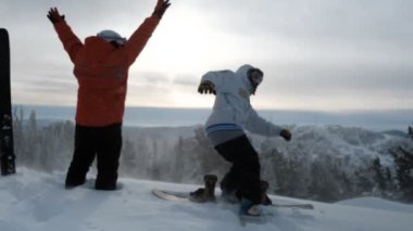 Sheregesh, Rusya - 07 Mart 2019: Bir kar fırtınasında dağın tepesindeki mutlu dostların yavaş hareketi.