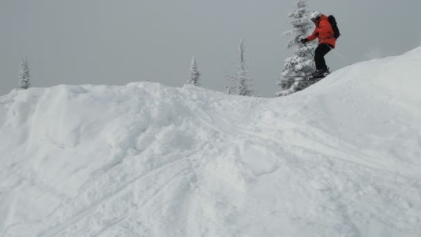 Sheregesh, Rússia - 07 de março de 2019: câmera lenta de um homem esquiando em uma montanha e fazendo truques . — Vídeo de Stock