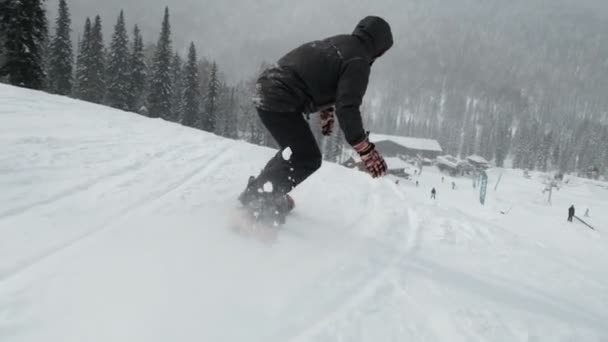 Sheregesh, Oroszország - 07 Március, 2019: Lassú mozgás egy ember snowboard le a hegyről, és ezzel trükkök. — Stock videók