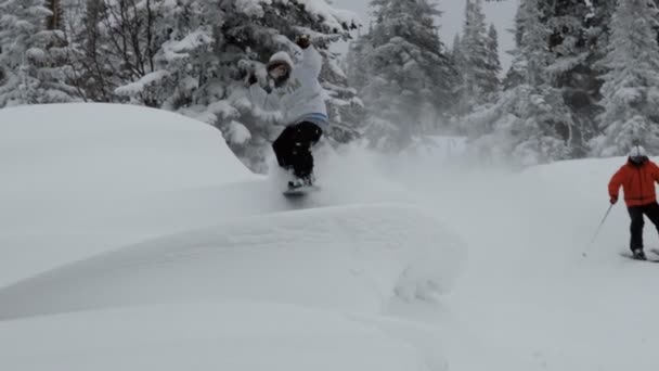 Sheregesh, Rusya - 07 Mart 2019: yavaş çekim bir adam dağdan aşağı snowboard yapıyor ve numaralar yapıyor. — Stok video