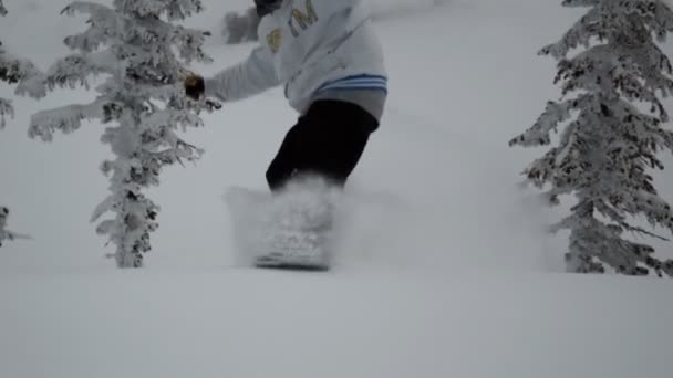 Sheregesh, Rússia - 07 de março de 2019: Movimento lento de um homem snowboard descendo uma montanha e fazendo truques . — Vídeo de Stock