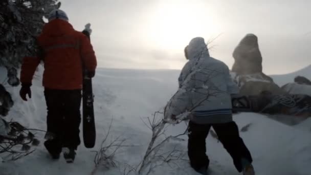 Scheregesch, Russland - 07. März 2019: Männer mit Snowboards und Skiern erklimmen im Schneesturm die Spitze eines Berges. — Stockvideo