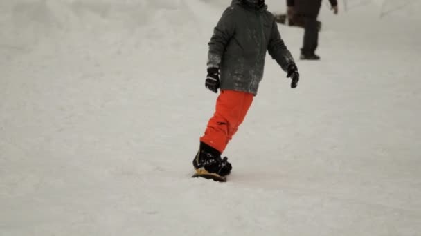Sheregesh, Rusko - 7. března 2019: Zpomalený pohyb muže na snowboardu z hory. — Stock video