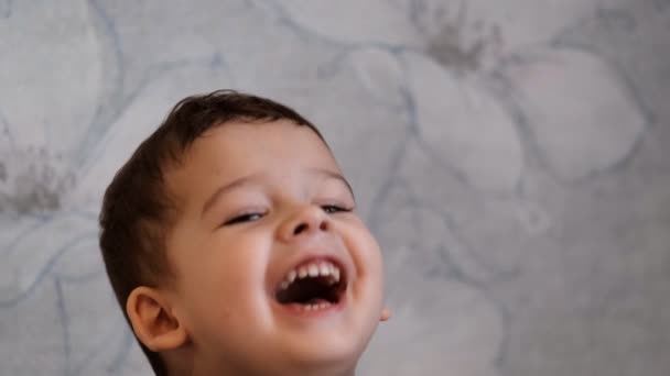 Лицо маленького улыбающегося мальчика — стоковое видео