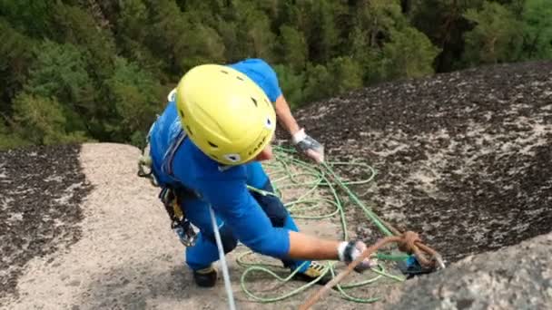 Krasnojarsk, Ryssland-15 juli 2019: Bergsklättringstävlingar. Ryska mästerskapet i rockklassen. Långsamma rörelser av en man som drar i ett rep. — Stockvideo