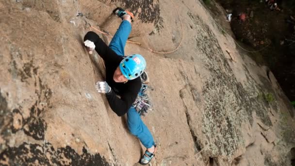 Krasnoyarsk, Rusia-15 de julio de 2019: Concursos de montañismo. Campeonato de Rusia en la clase de rock. Escalador de rocas trepa tensamente la roca . — Vídeos de Stock