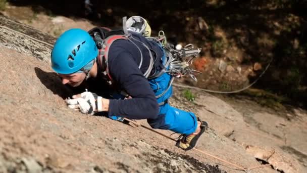 俄罗斯克拉斯诺亚尔斯克- 2019年7月15日：登山比赛。俄罗斯摇滚类冠军。男子攀岩者攀岩裂缝. — 图库视频影像