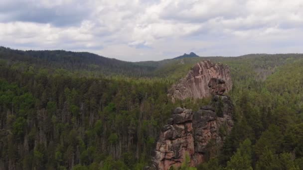 Granieten rotsen midden in de taiga in het pittoreske Siberische reservaat Stolby. — Stockvideo