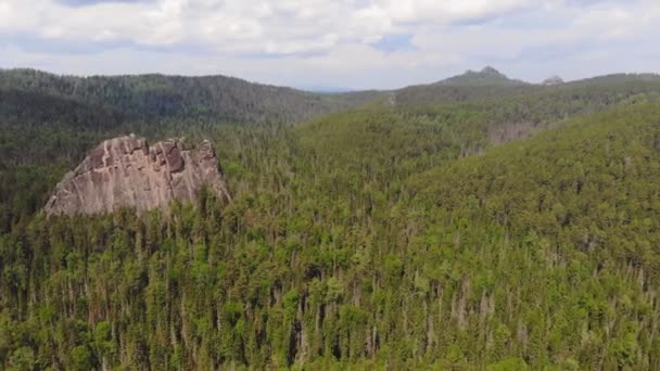Uitzicht vanuit de lucht op rotsen in het Siberische woud. — Stockvideo