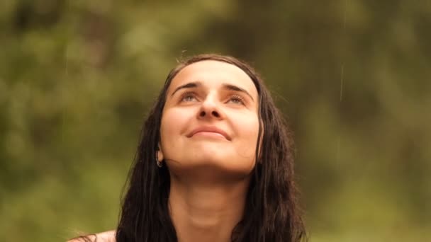 Крупный план молодой красивой кавказской женщины под дождем. — стоковое видео