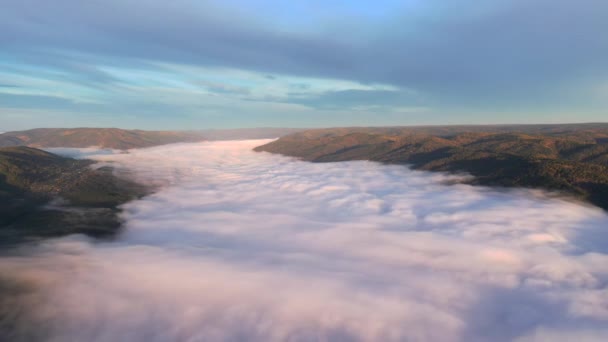 Bir dağ geçidindeki sisli bir akıntının havadan görüntüsü.. — Stok video