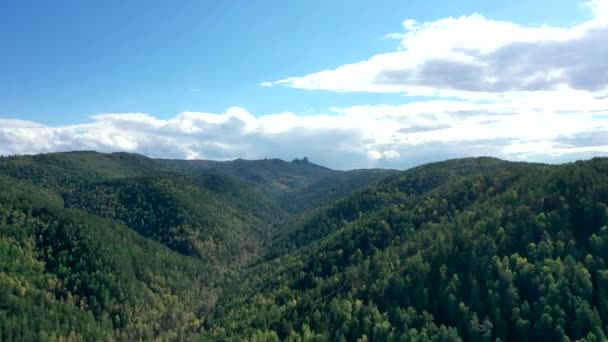 Flyg över en bergskant, timelapse. — Stockvideo