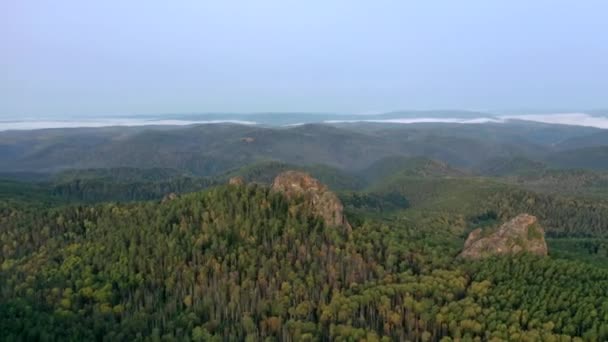 Şafak vakti ormandaki kaya tepelerinin hava hızında düşüşü. Stolby Ulusal Parkı, Krasnoyarsk, Rusya. — Stok video