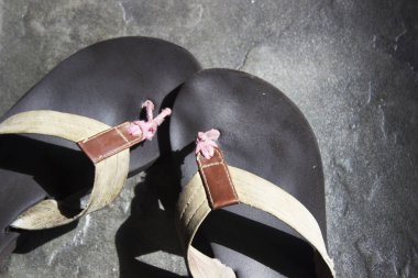 Beton zemin üzerinde çift Flip flop