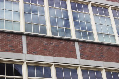 Cam windows tuğla yapı güzel mavi gökyüzünün yansıması