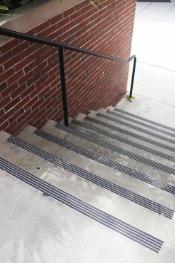 Merdiven boşluklarını tutun aşağı gidiş yüksek açı