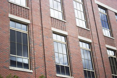 Cam pencere içinde gökyüzü yansımasıdır tuğla yapı