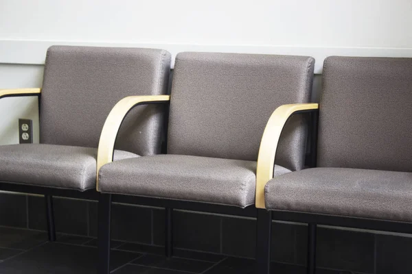Satırın boş koltukları, ofis bekleme odasında yakın çekim