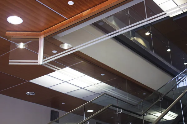 Modern iç mimarlık tasarım tavan ve cam merdiven