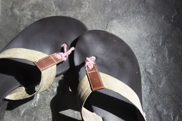 Beton zemin üzerinde çift Flip flop