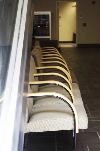 Satır boş koltukları, ofis lobisinde önünde, merdiven