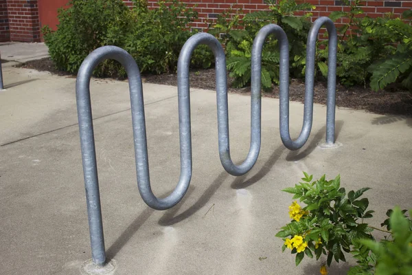 Üniversite binası önünde boş bisiklet veya bisiklet raf döngü