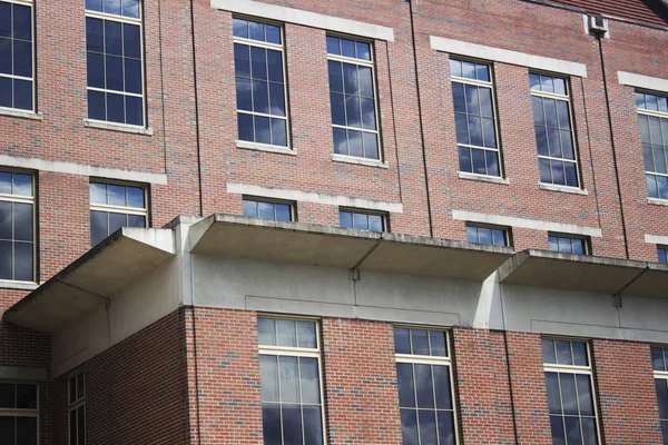 Gökyüzü yansıması cam Windows ile bina tuğla