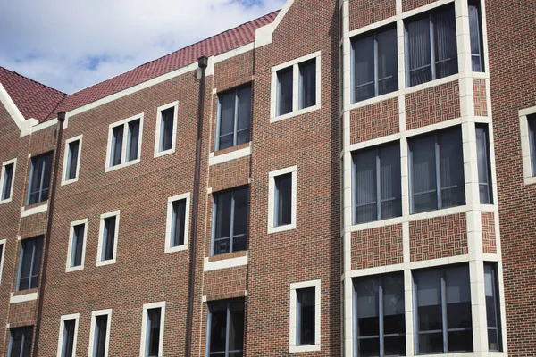 Bâtiment Universitaire Brique Architecture Avec Fenêtres Verre Cadres Blancs — Photo